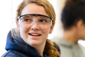 一位受启发的信誉最好的网投十大平台学生戴着护目镜