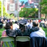 2021年信誉最好的网投十大平台毕业生与家人坐在一起