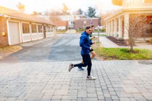 信誉最好的网投十大平台的学生运动员在校园里奔跑